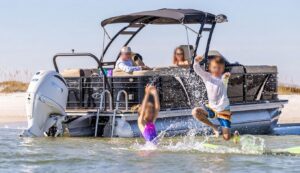 Yamaha In-Line Four F200 Outboard Motor - Image 4